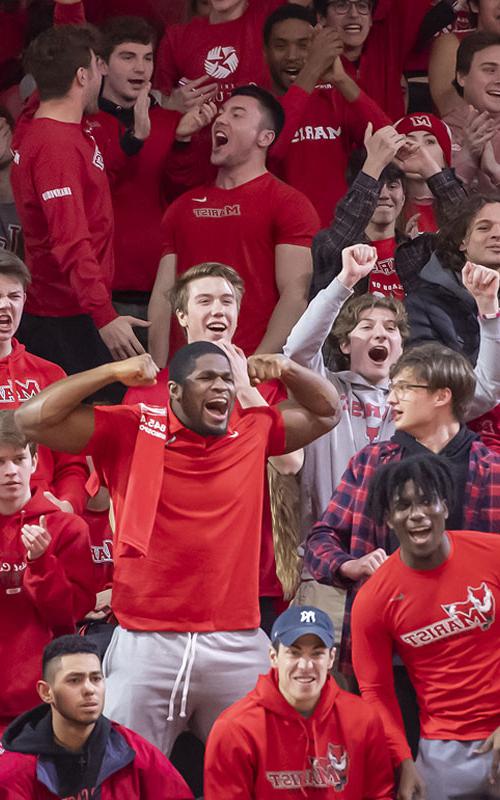 学生们在马瑞斯特大学篮球赛上互相支持的画面.